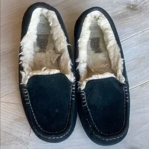 UGG Men\'s Black Loafers with Shearling Lining Ugg Shearling-Lined Loafers - Black | Editorialist main image 4